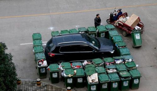 汽車被垃圾桶包圍是被惡搞還是得罪人了？